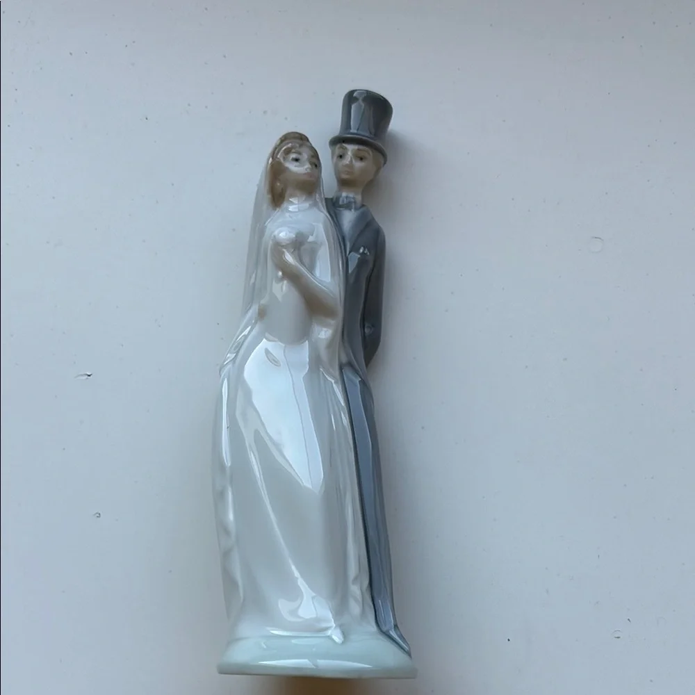 NAO by Lladro Porcelain Wedding Cake Topper, 6-1/4”. Bride/Groom. Gray/white.